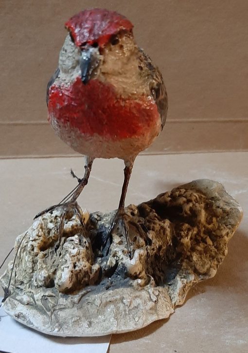Ciuffolotto scarlatto in scultura di argilla - immagine 3