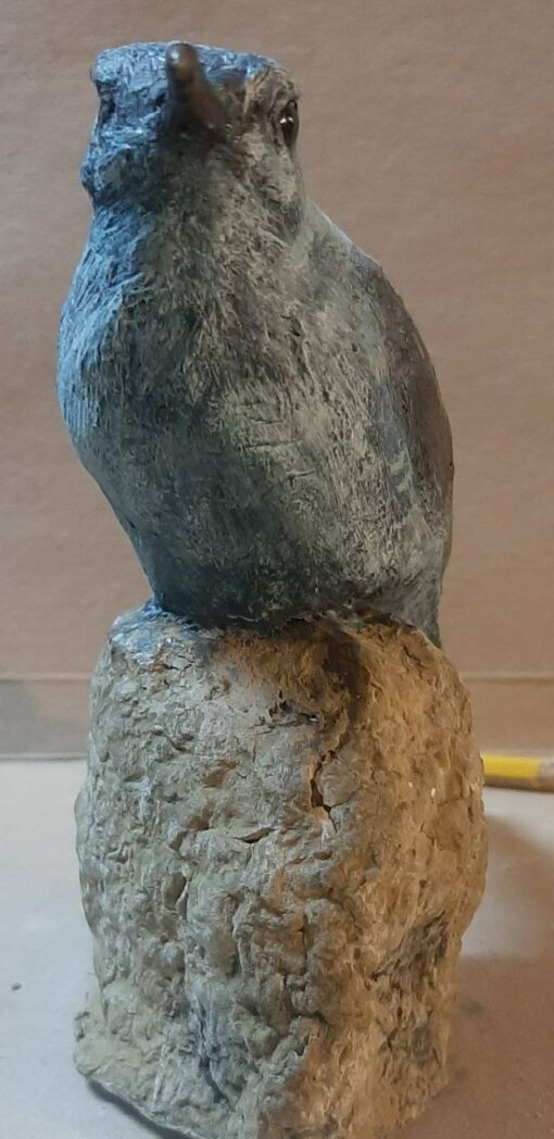 Passero solitario maschio in scultura di argilla - immagine 3