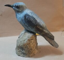 Passero solitario maschio in scultura di argilla