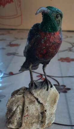 Colibrì dei caraibi Gola purpurea in scultura di argilla