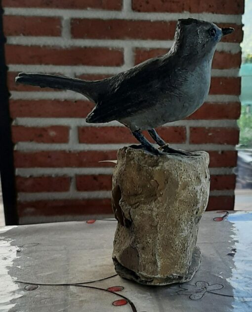 Capinera femmina, in scultura di argilla