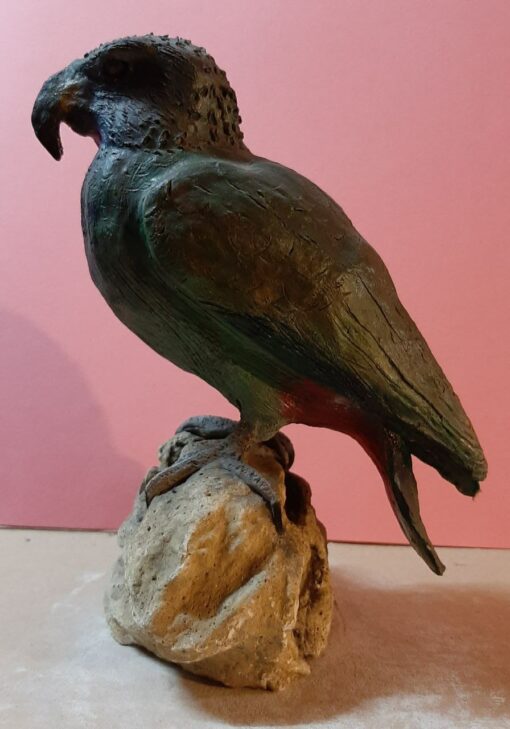 Pappagallo nero esotico in scultura di argilla - immagine 2