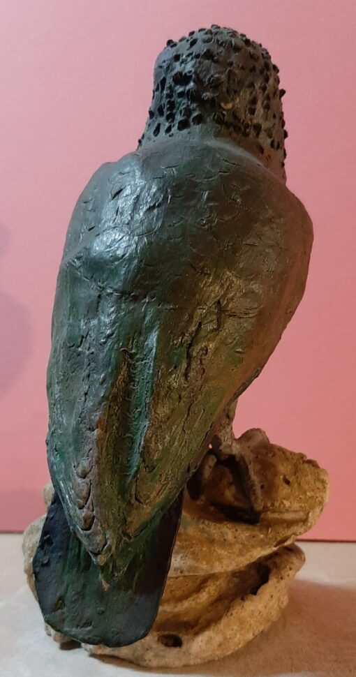 Pappagallo nero esotico in scultura di argilla - immagine 4