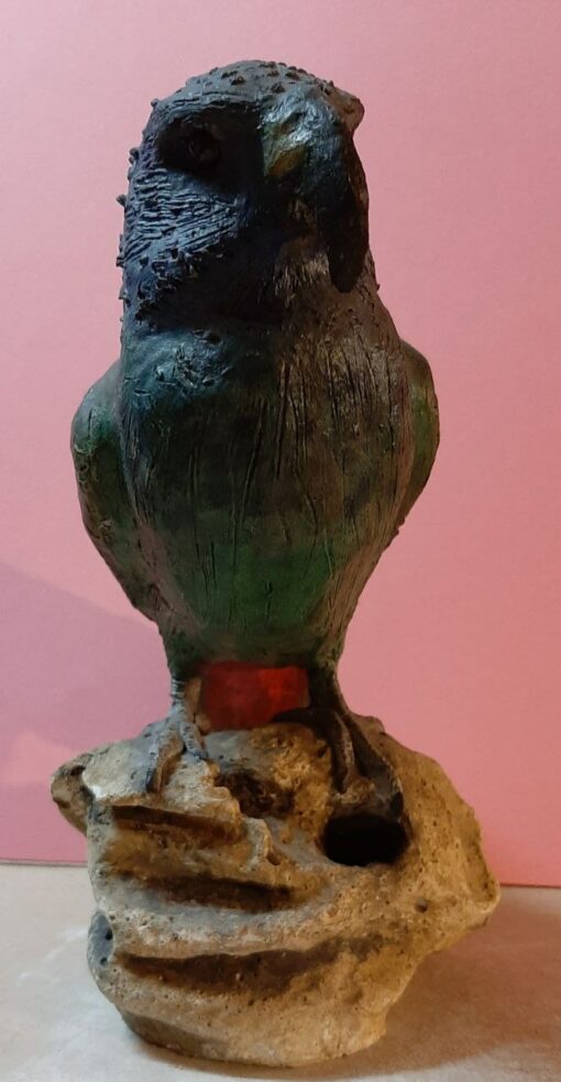 Pappagallo nero esotico in scultura di argilla - immagine 3
