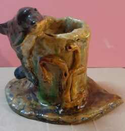 Tronchetto con delfino in scultura di argilla portapenne