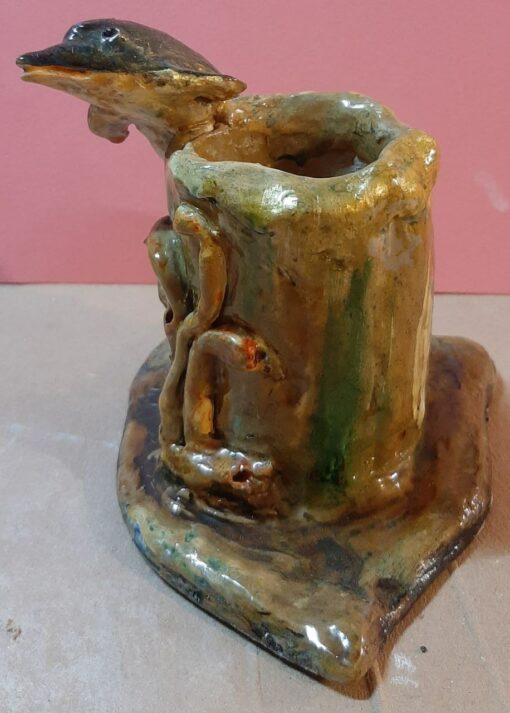 Tronchetto con delfino in scultura di argilla portapenne - immagine 2