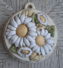 Quadretto con margherite a forma di piatto reverso.